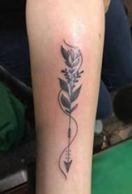 Minimalistisk linje tatuering tjejblomma på arm och pil tatuering bild