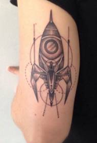 Elementi geometrici tatuano le braccia dei ragazzi sulle immagini rotonde e del tatuaggio a razzo