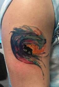 Semprotan tato, gambar tato gelombang yang indah di lengan bocah itu
