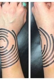 O braço da menina tatuagem geométrica na imagem geométrica de tatuagem de linha simples