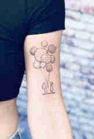 手臂纹身素材 女生手臂上人物和气球纹身图片
