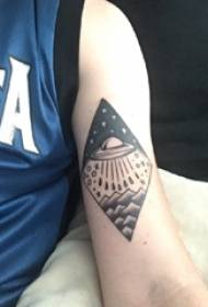 Раце на мало космичка тетоважа на мало космичка шема на тетоважи