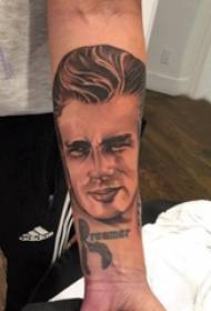 Rakstzīmju portreta tetovējums vīrieša raksturs uz rokas tetovējuma attēla