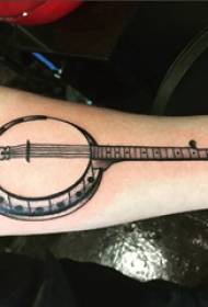Brazo de tatuaje de guitarra gitana na tatuaxe de guitarra negra