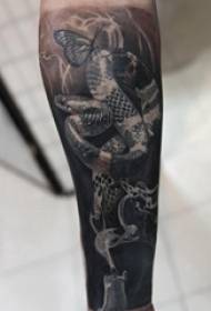 Tatuaxe de serpe tótem neno no brazo foto tatuaxe de serpe