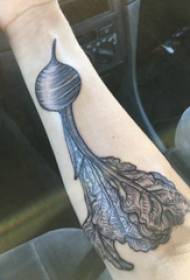 Augalų tatuiruotės merginos ranką ant juodųjų ridikėlių tatuiruotės paveikslėlio