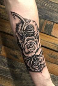 Rose tattoo ภาพประกอบแขนเด็กชายบนภาพรอยสักดอกกุหลาบสีดำ