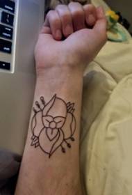 Γραμμή τατουάζ απεικόνιση αρσενικό βραχίονα φοιτητής σε μαύρο λουλούδι εικόνα τατουάζ