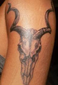 Domba lengan tato kepala anak laki-laki pada gambar tato kepala domba