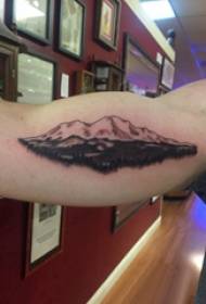 Mountain peak tatuointi mies koulu käsi mustalla tatuoinnilla kuvaa