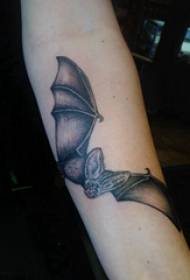 Tattoo bat male student arm sa itim na bat tattoo na larawan