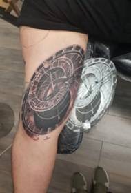 Pulksteņa tetovējuma zēna roka uz melna pulksteņa tetovējuma attēla