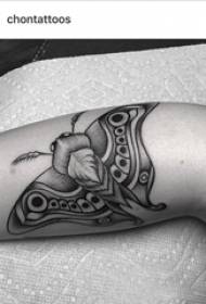 Dječja ruka za tetovažu materijala na slici tetovaže crnog moljaca