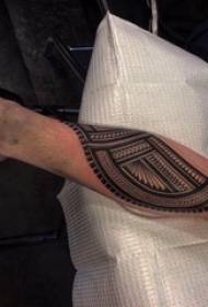 Tribal totem tattooê mêrikê xwendekar li ser eşîra totem tattoo wêneya reş