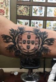 Studente maschio tatuaggio nero grigio con schizzo tatuaggio sul braccio