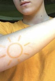 Tattoo sun pattern boy's arm pada gambar tato berwarna matahari