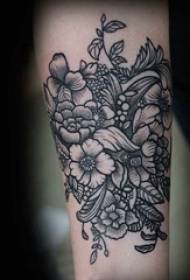 Литерарна цветна тетоважа девојка црно сива тетоважа цветна тетоважа на девојчици руку