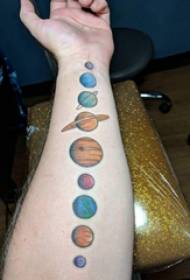 રંગીન ગ્રહ ટેટુ ચિત્ર પર ટેટૂ ગ્રહના છોકરાનો હાથ