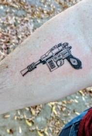 Tatuaggio di pistola, braccio maschile, foto di tatuaggio di pistola