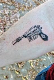 Pistola tatuaje, gizonezko besoa, pistola tatuaje argazkia