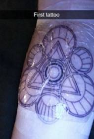 Tatuaje geométrico del brazo del niño en la imagen del tatuaje del triángulo del tatuaje geométrico