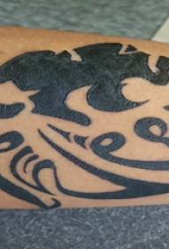 Eläinten tatuointi siluetti koulupoika käsi mustalla eläimen siluetti tatuointi kuva