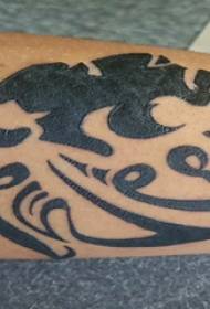 Dierentatoet silhouet skoaljonge earm op swarte dier silhouet tatoeage ôfbylding