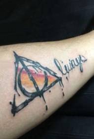 Tatuaje triángulos brazos de estudiante masculino en imagen de tatuaje de triángulo