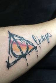 Braccia dello studente maschio dei triangoli del tatuaggio sull'immagine del tatuaggio del triangolo