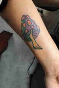 Plant tattoo meisje gekleurde vlinder tattoo foto op arm