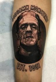 Ritratto di ragazza del tatuaggio del ritratto del personaggio sul braccio e foto inglese del tatuaggio