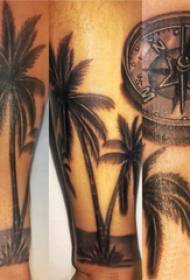 Braccio materiale del tatuaggio braccio del ragazzo sull'immagine nera del tatuaggio dell'albero di cocco
