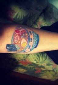 Brațul fetei cu tatuaje alimentare pictate imagine de tatuaj alimentar