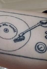 Elementu geometrikoko tatuaje gizonezko ikaslearen beso bat disko beltzaren erreproduzitzailearen tatuaje irudian