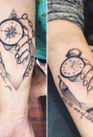 Tattoo-materiaal arm, mannelijke arm, hand en kompas tattoo foto