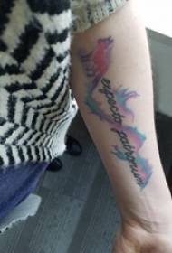 Spalvotas gradiento tatuiruotės merginos rankos ant anglų ir lapės tatuiruotės paveikslėlis
