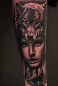 腕のタトゥー素材の女の子のオオカミの頭とキャラクターのタトゥー画像