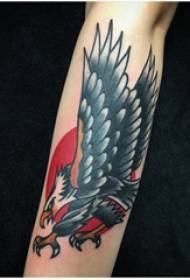 Dječakova ruka tetovaže orao na slici tetovaže orlova