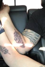 Tattoo blad mønster par arm på sort blad tatovering billede
