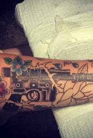 Tatuaggio di pistola, braccio maschile, modello di tatuaggio di pistola