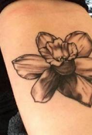 Hannun yarinyar tattoo lotus na hannu a hoto akan hoton tarko