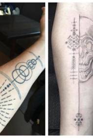 Line tattoo, fantovska roka, majhna slika sveže črte za tetovažo