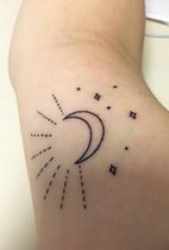 Татуювання місяць дівчина дівчина дівчина рука на малюнку татуювання чорний місяць