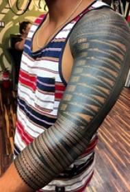 Tribal totem tattoo manlike tribale tatoeage foto op earm