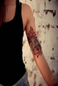 Tatuaje de brazo de bellas artes