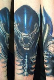 Horror tattoo jongensarm op gekleurde horror tattoo foto