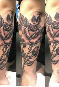 Rose tatuiruotės merginos ranka ant gėlių tatuiruotės paveikslo