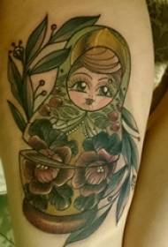 Tatuaje de rapaza de debuxos animados tatuaje no brazo