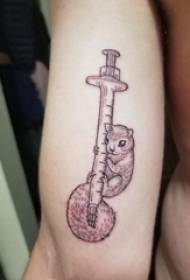 I-tattoo yezilwanyana ezincinci ingalo yomfundi oyindoda kwifoto emnyama ye-squirrel tattoo