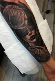 Tato potret karakter karakter laki-laki di lengan potret tato gambar bunga